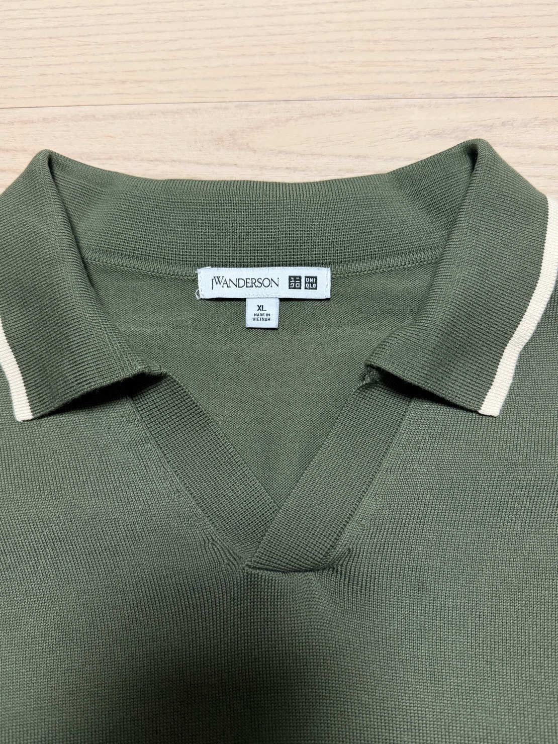 유니클로 JW앤더슨 배색 카라티 카키 XL 4