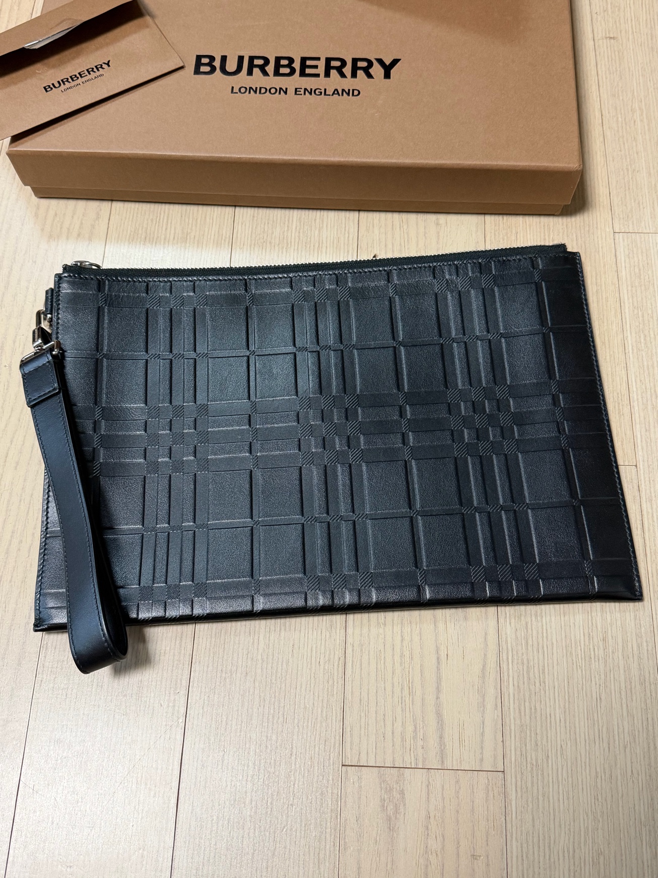 버버리 엠보칭 체크 레더 클러치 L 3