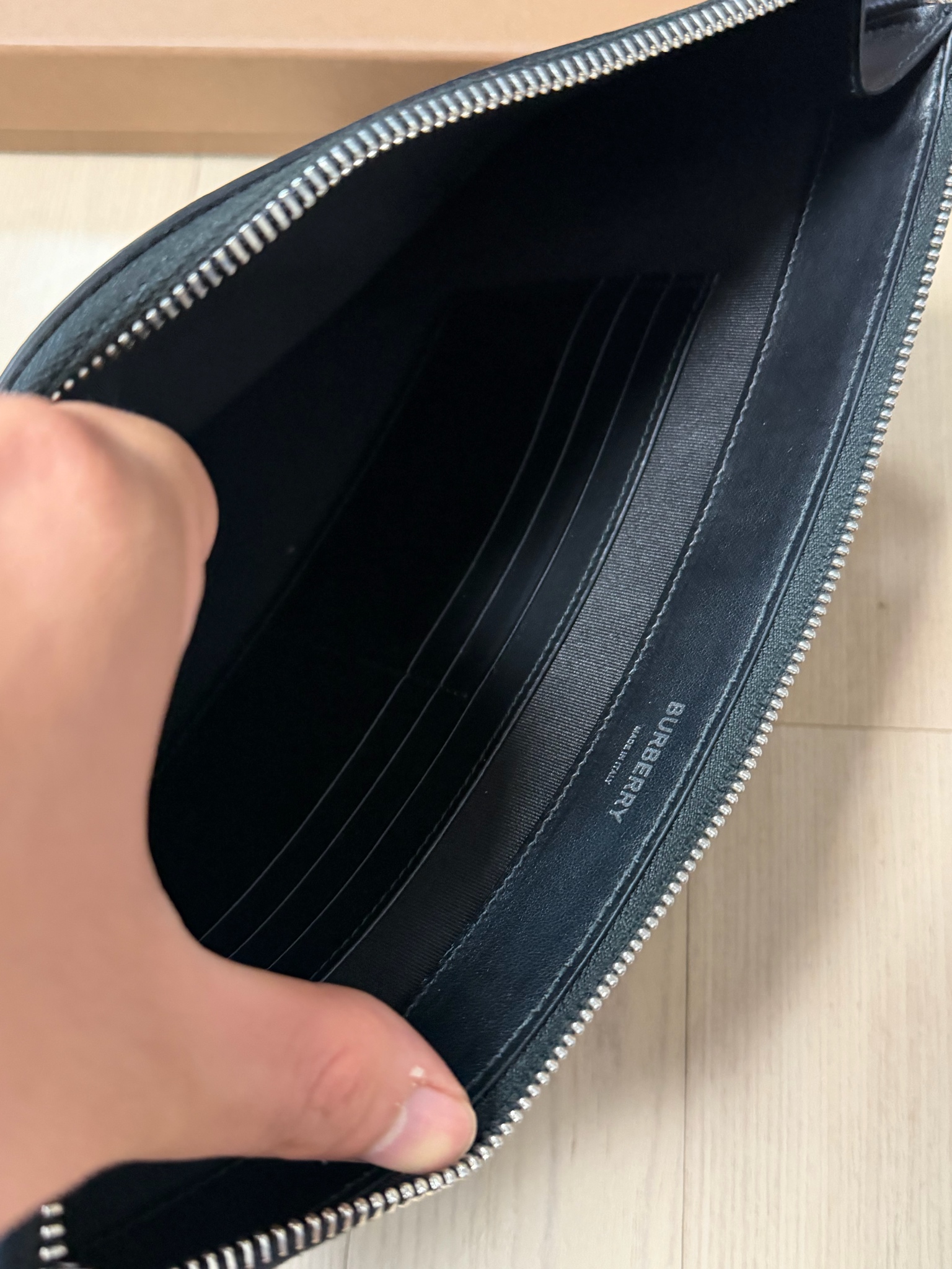 버버리 엠보칭 체크 레더 클러치 L 5